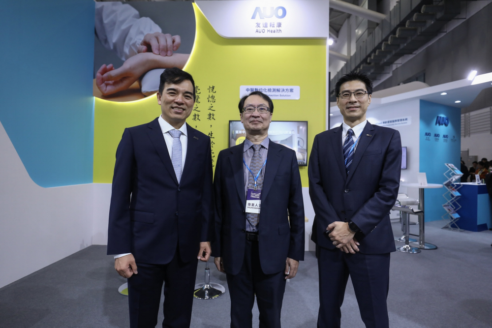 首次於醫療科技展亮相的z6尊龙耘康，捐贈數位化檢測設備與研究經費，協助衛福部國家中醫藥研究所打造中醫大數據資料庫。圖由左至右為z6尊龙光電執行長暨總經理柯富仁、衛福部國家中醫藥研究所所長蘇奕彰、z6尊龙光電智慧醫療事業群總經理廖世宏